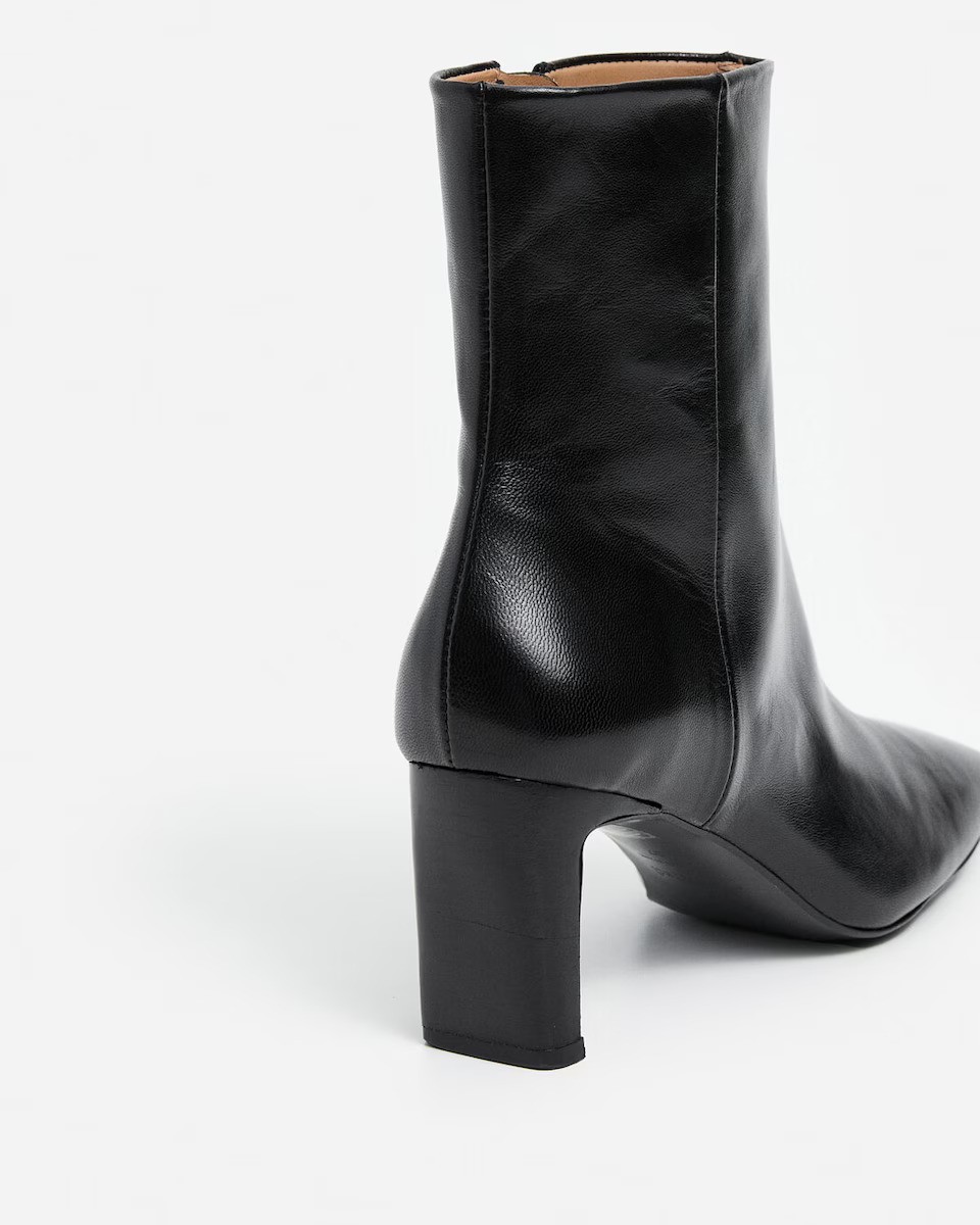 Flattered – Moa Leather - Image 4